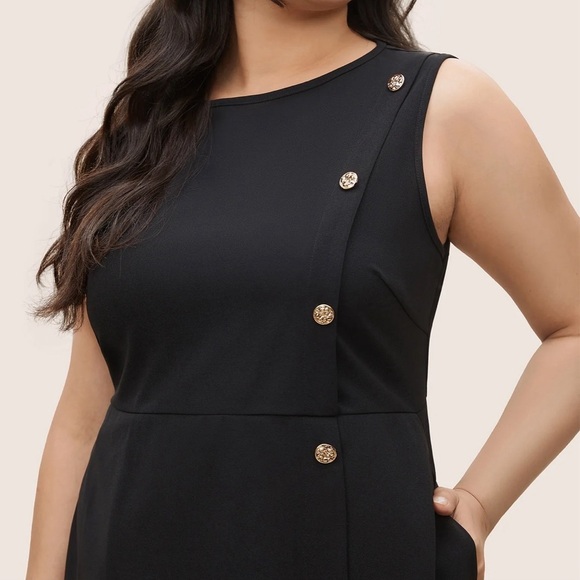 BloomChic Plain Sleeveless Button Detail Pocket Dress - Picture 4 of 8